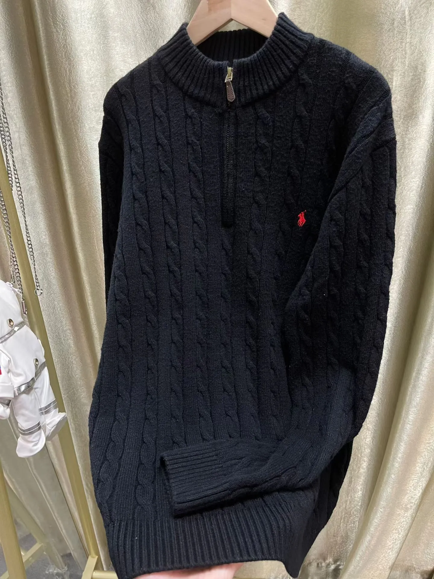P276 Top quality products Top purchasing version SS25 new autumn product POLO Lavlauf Small logo embroidered twisted rope half-zip sweater Counter-color dyed wool blended cotton yarn High weight and high density Super high quality The wool is soft, delicate and skin-friendly. It feels soft and silky. The hand feel is not ordinary 💕 All color dyed high weight cotton yarn ensures no color difference. It adopts four-hole knitting method, tight and textured It is durable, does not deform and is not prone to pilling. It has a soft, warm and comfortable feel. It does not stick to your body when worn alone. It is absolutely perfect‼ ️Classic knitted clothing uses exquisite details and iconic brand symbols to reinterpret the charming charm, injecting low-key brand logo connotation into the entire design. It is simply amazing🉑️All produced on imported looms. The details are clearly visible. The collar label has an anti-counterfeiting chip. The double-layer main wheat has a built-in NFC anti-counterfeiting chip. The washing wheat is consistent with ZP. It is full of details. The details are well grasped. Challenge the market currency and are not afraid of random comparisons! The upper body effect is very good. No matter how you match it, it looks high-end and elegant. It has a high-end feel🫴 It is so versatile🍑It is a must-have for both men and women🉑️ Color: Black Gray Size: S-XL